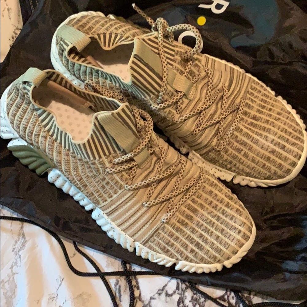 Tennis shoes